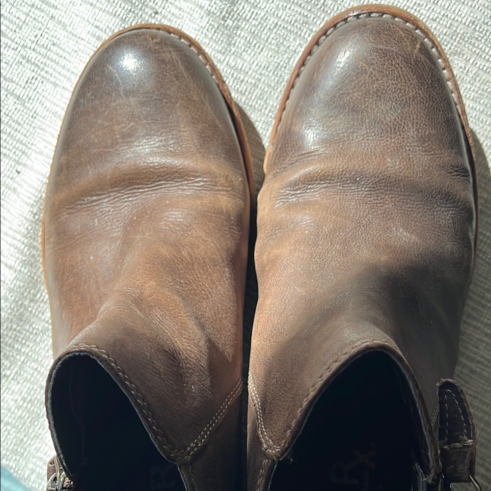 Clarks 7.5M Brown Leather Booties
